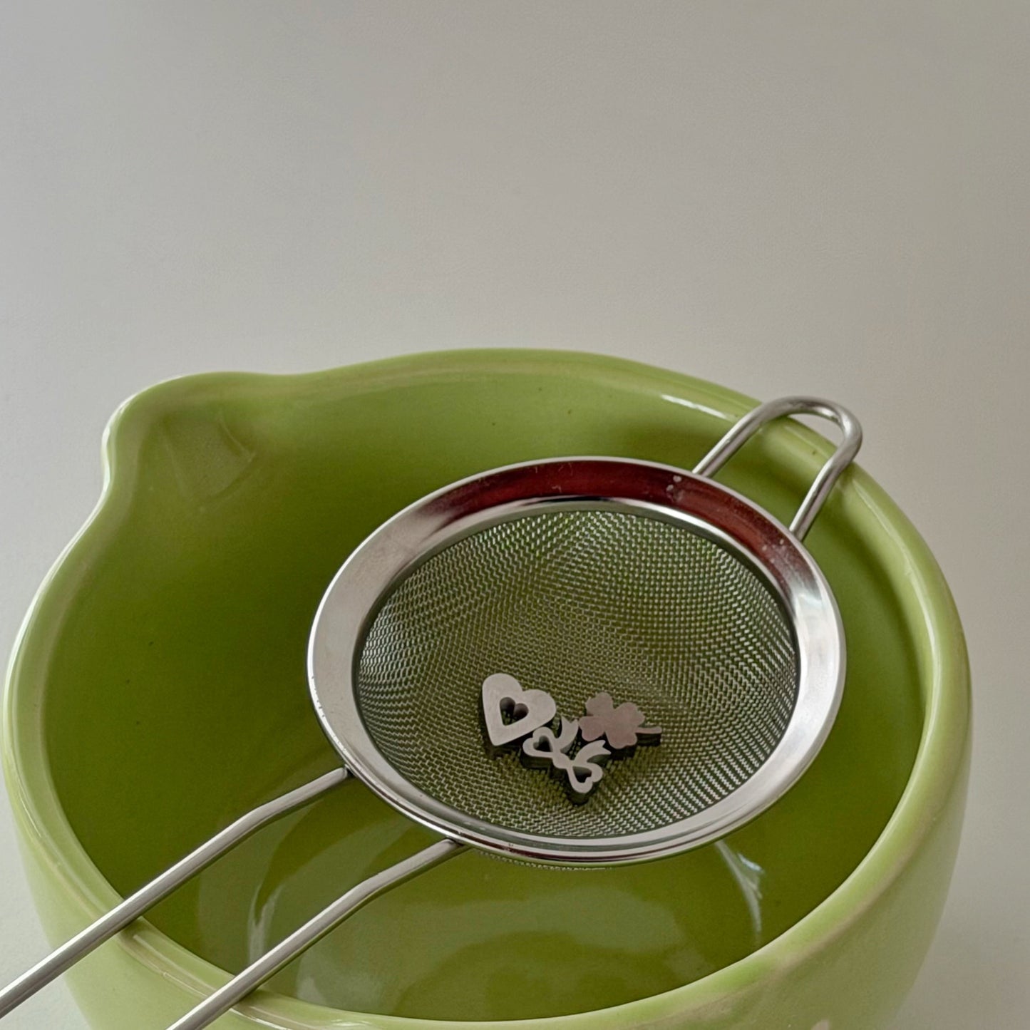 Matcha Sifter Weight - Lucky Clover Heart Bow